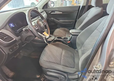 2021 Kia Seltos Lx z USA, uszkodzony, nr VIN KNDEPCAA8M7210255